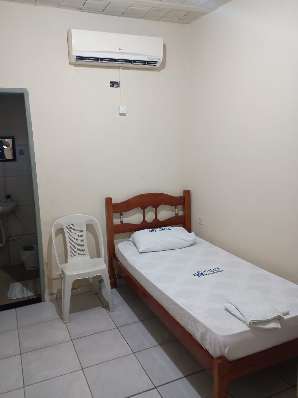 Quarto individual climatizado com TV